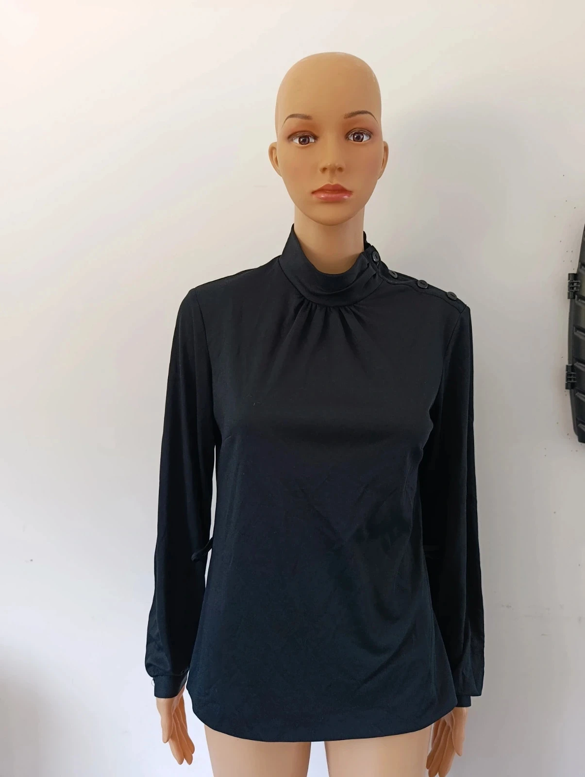 Haut noir col montant à boutons épaules manches longues – Taille L